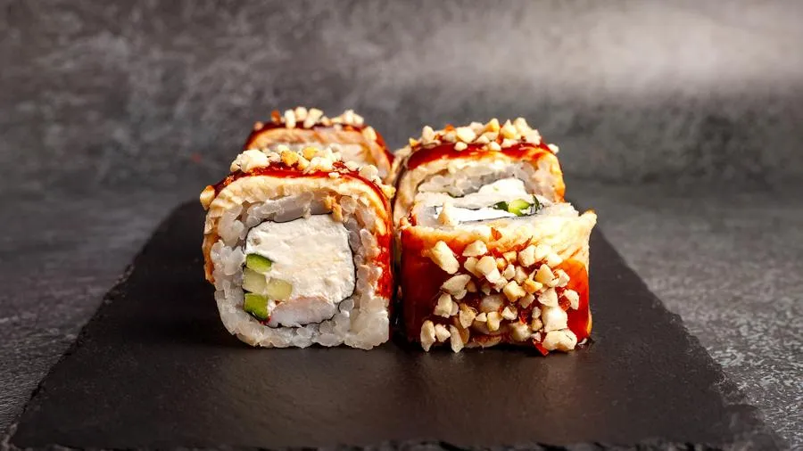 Ролл с угрём и креветкой